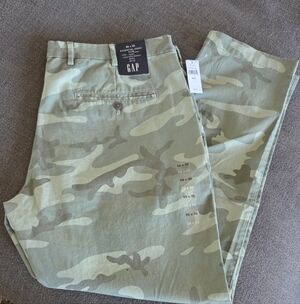 GAP Men’s Camo Chino Pants - Olive Green